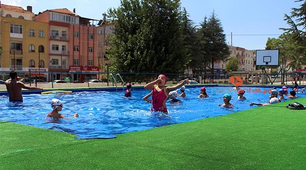 Büyükşehir’de, çocuklar eğlenerek yüzme öğreniyor