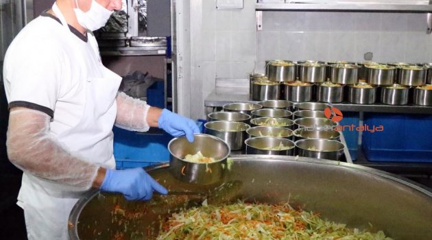 Büyükşehir’den her gün 2 bin 600 kişiye üç öğün yemek