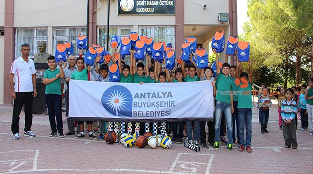 BÜYÜKŞEHİR’DEN OKULLARA SPOR MALZEMESİ