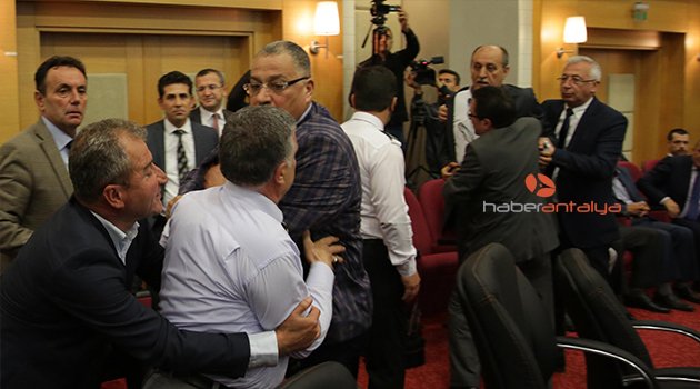 BÜYÜKŞEHİR MECLİSİ'NDE CHP'LİLER KAVGA ETTİ