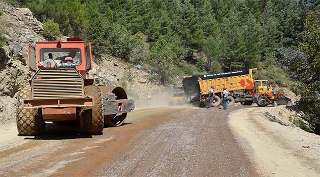 Büyükşehir Taşatan yolunu asfaltlıyor