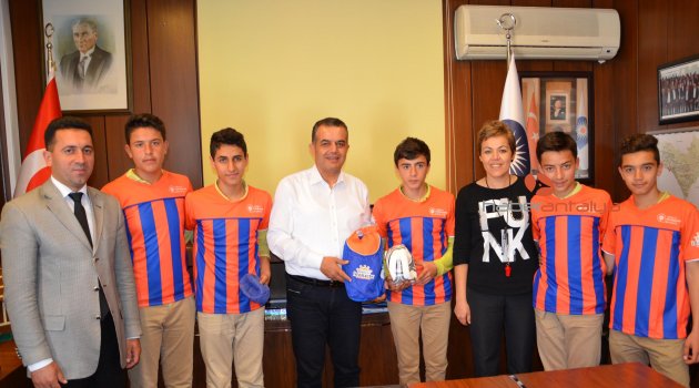 BÜYÜKŞEHİRDEN SPOR MALZEMESİ YARDIMI