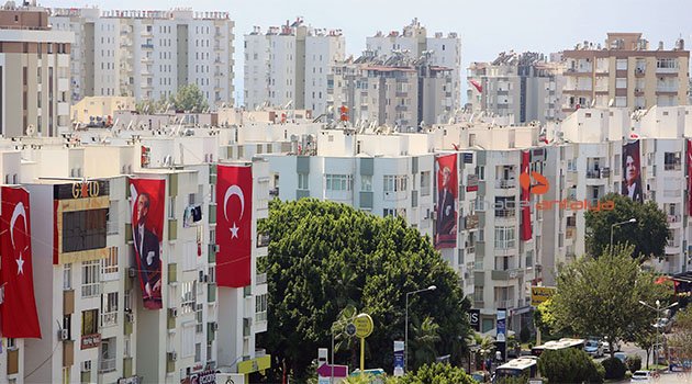 Cadde, bayrak ve Atatürk posterleri ile donatıldı