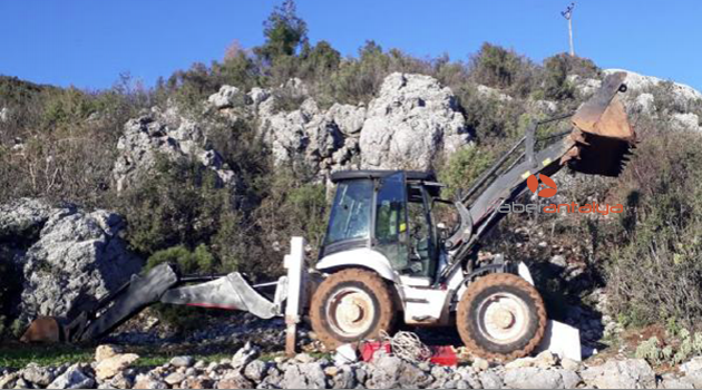 Çaldığı kepçeyi boyayıp sahibine satmaya kalktı