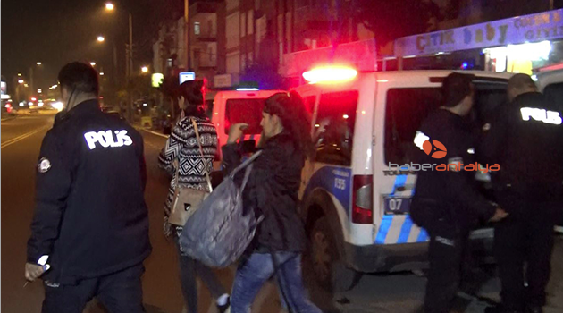 Çaldıkları altınları yola attılar