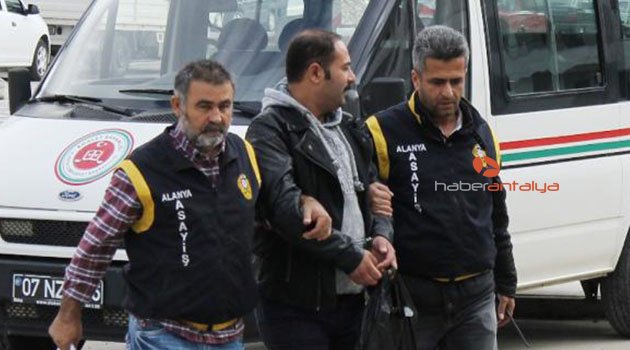 Çaldıklarını polise satmaya çalışırken yakalandı