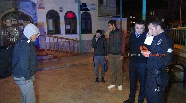 Cami avlusunda yatan evsizleri gören belediyeyi aradı