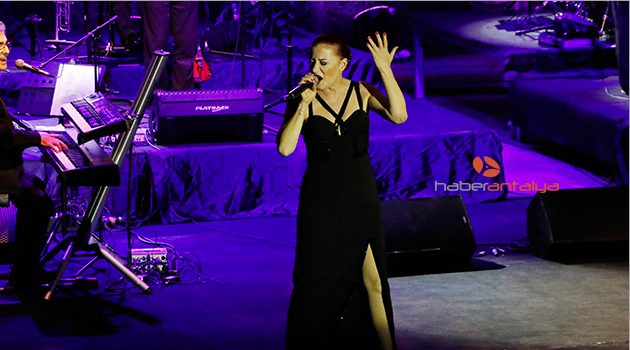 Candan Erçetin'den hasta hasta konser