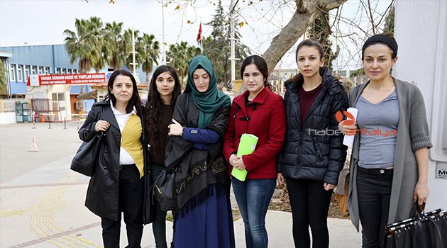 ÇATAL- KAŞIKLI PROTESTOCU 8 KIZ ÖĞRENCİ YURTTAN ATILDI
