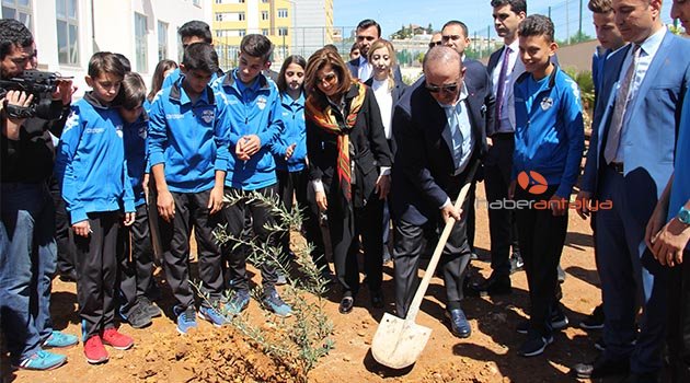 Çavuşoğlu’ndan memleketinde okul ziyaretleri