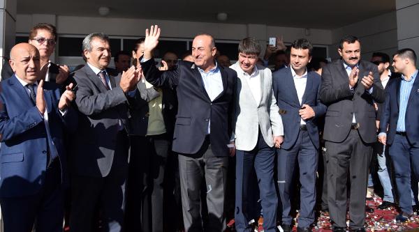 ÇAVUŞOĞLU'NA COŞKULU KARŞILAMA