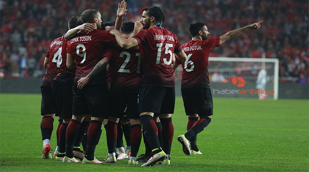 CENK TOSUN: ATTIĞIM GOLLERE SEVİNEMİYORUM