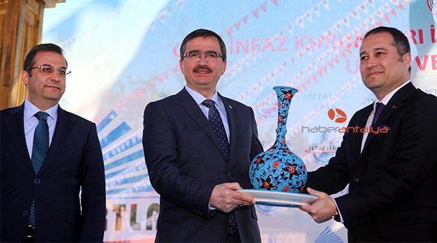CEZAEVLERİNDE ÜRETİLENLER FUARDA SERGİLENİYOR