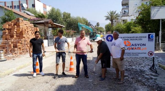 CHP'den Antalya'da kazma kürekli eylem