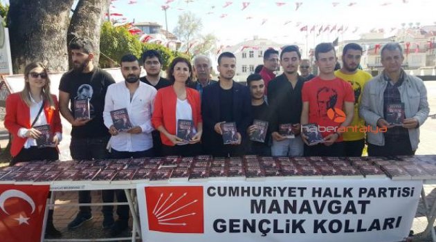 CHP'li gençler Nutuk dağıttı