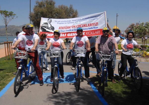 Chp'li Milletvekili Adayları, Seçmenleriyle Bisiklet Sürüp Anıtta Buluştu