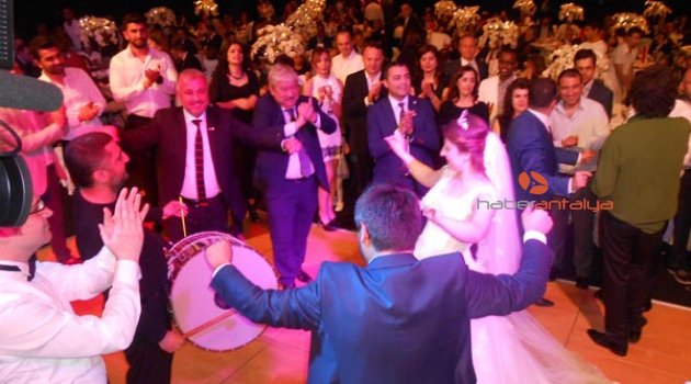 CHP'LİLER DÜĞÜNDE BİR ARAYA GELDİ