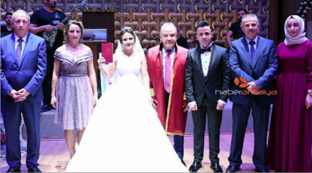Çiçeği yakaladığı salonda ve tarihte evlendi