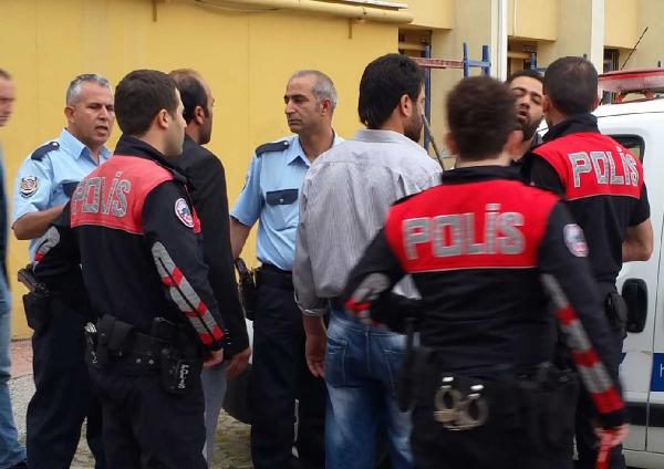 Cinayet Davasının Tarafları Adliye Önünde Birbirine Girdi: 1 Yaralı