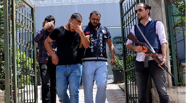 Cinayet zanlılarını ‘deri şapka’ yakalattı