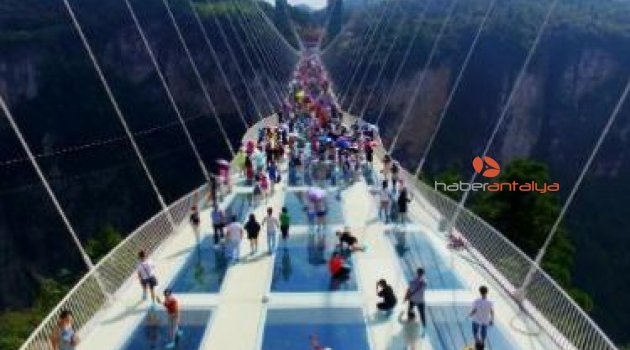 Çin&#039;de dünyanın en uzun cam köprüsü ziyaretçiye açıldı