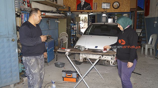 Çırak bulamayınca eşini kaportacı yaptı