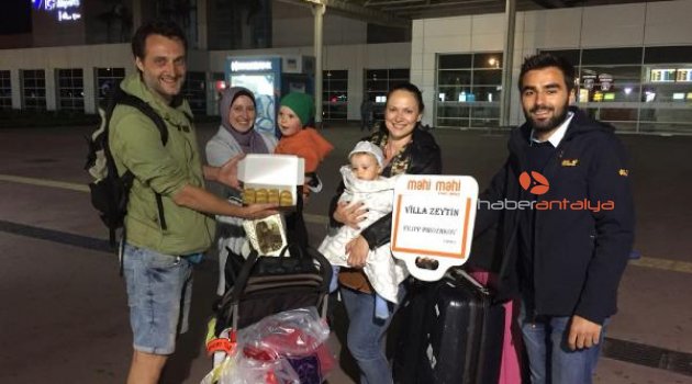 Çıralı'da sezonun ilk turist çiftine baklava ikramı