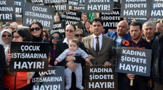 Çocuk istismarına afişli protesto