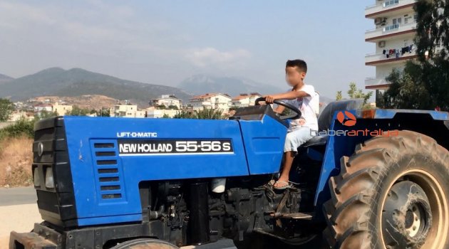 Çocuk traktör şoförü yürekleri ağza getirdi