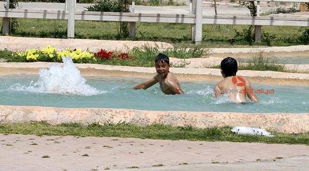 Çocuklar süs havuzunda serinledi