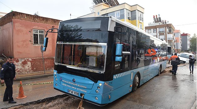 Yağmur yüzünden çöken yolda otobüs ve kamyonet mahsur kaldı