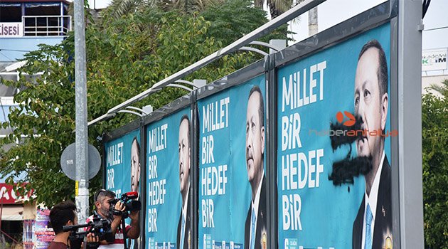 Cumhurbaşkanı Erdoğan'ın afişine boyalı saldırı