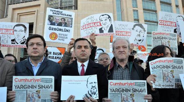 Cumhuriyet Gazetesi Davası öncesi adliye önünde açıklama