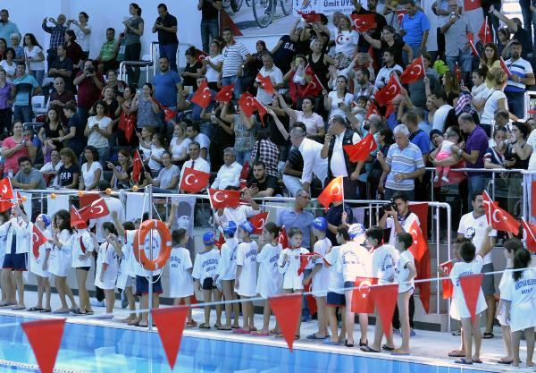CUMHURİYET İÇİN KULAÇ ATTILAR