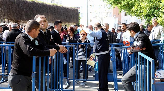 Daha önce yumrukların konuştuğu ihale sakin başladı