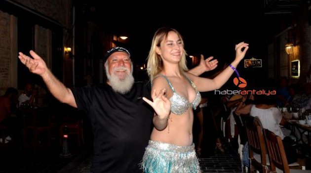 Dansözlü doğum günü kutlaması