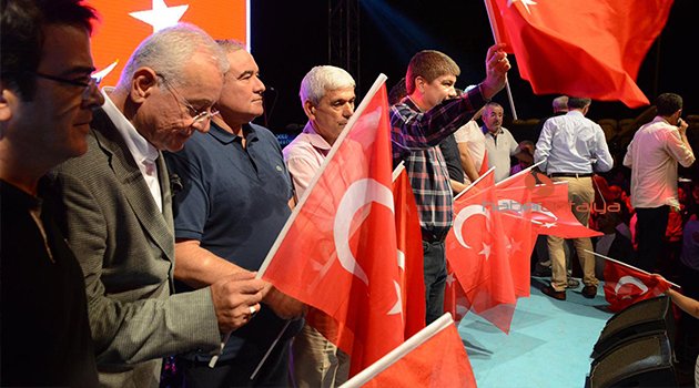 DARBEYE KARŞI DEMOKRASİ NÖBETİ SÜRÜYOR