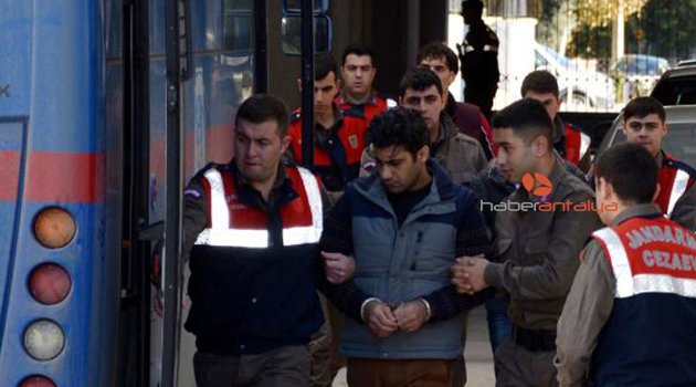 DEAŞ'ın Paris saldırısının keşifçisine yardımdan 2 sanığa 8 yıl 3'er ay hapis