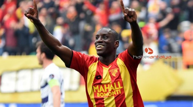 Demba Ba rekorla Çin'e döndü