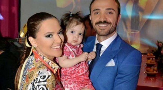 Demet Akalın kızının seccadeli fotoğrafını paylaştı!