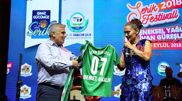 Demet Akalın tapu dağıtım töreninde sahne aldı