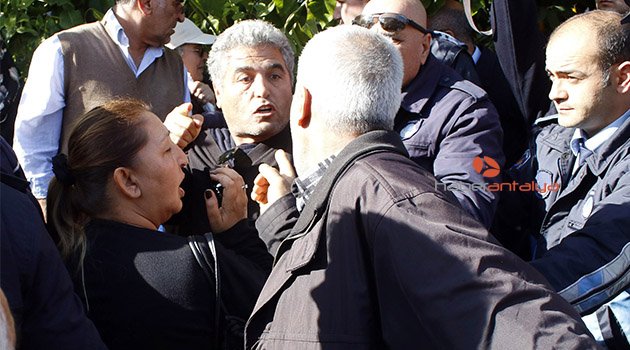 Demir bariyerlerin havada uçuştuğu arsa ihalesinde yine arbede yaşandı