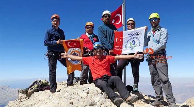 Demirkazık zirvesine çıktılar