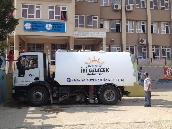 DEMRE'DE OKUL BAHÇELERİ TEMİZLENDİ