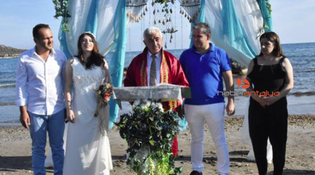 Demre'de yeni trend kumsalda nikah