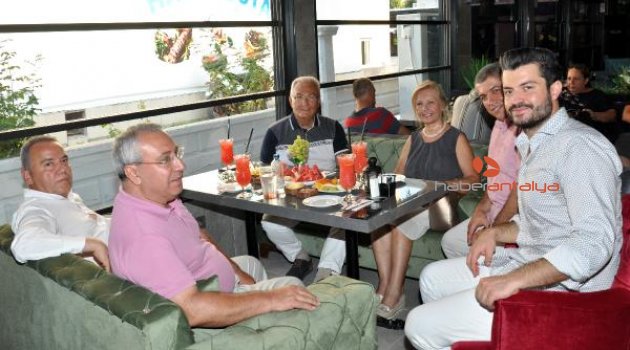 Deniz Baykal kafe açtı