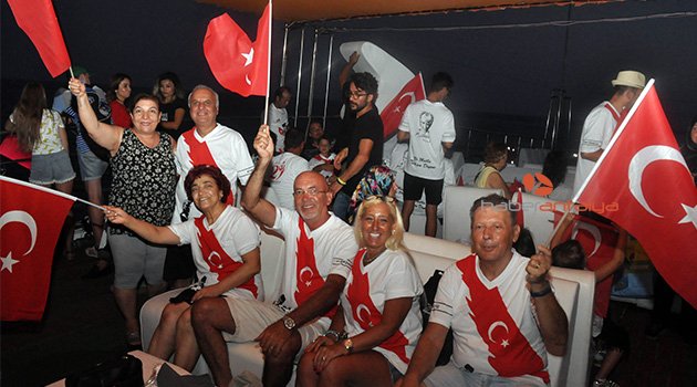 Denizde 30 Ağustos kutlaması