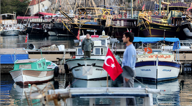 Denizde, karada, otobüste Ata'ya saygı duruşu