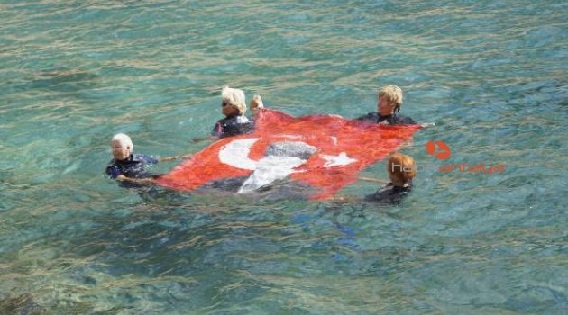 Denizde Türk bayrağı açan kadınlar, 'cumhuriyet'i kutladı