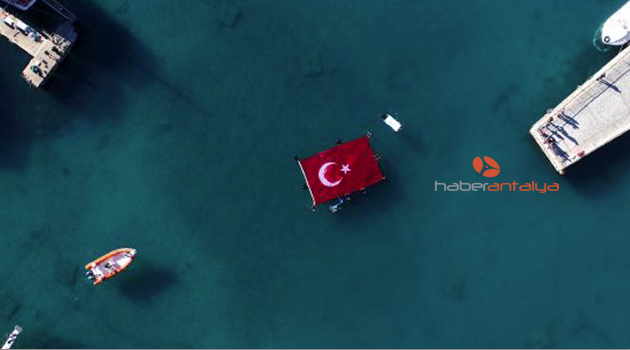 Denizde Türk bayrağı açtılar